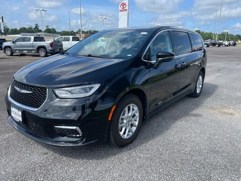 2023 Chrysler Pacifica Touring L photo 3