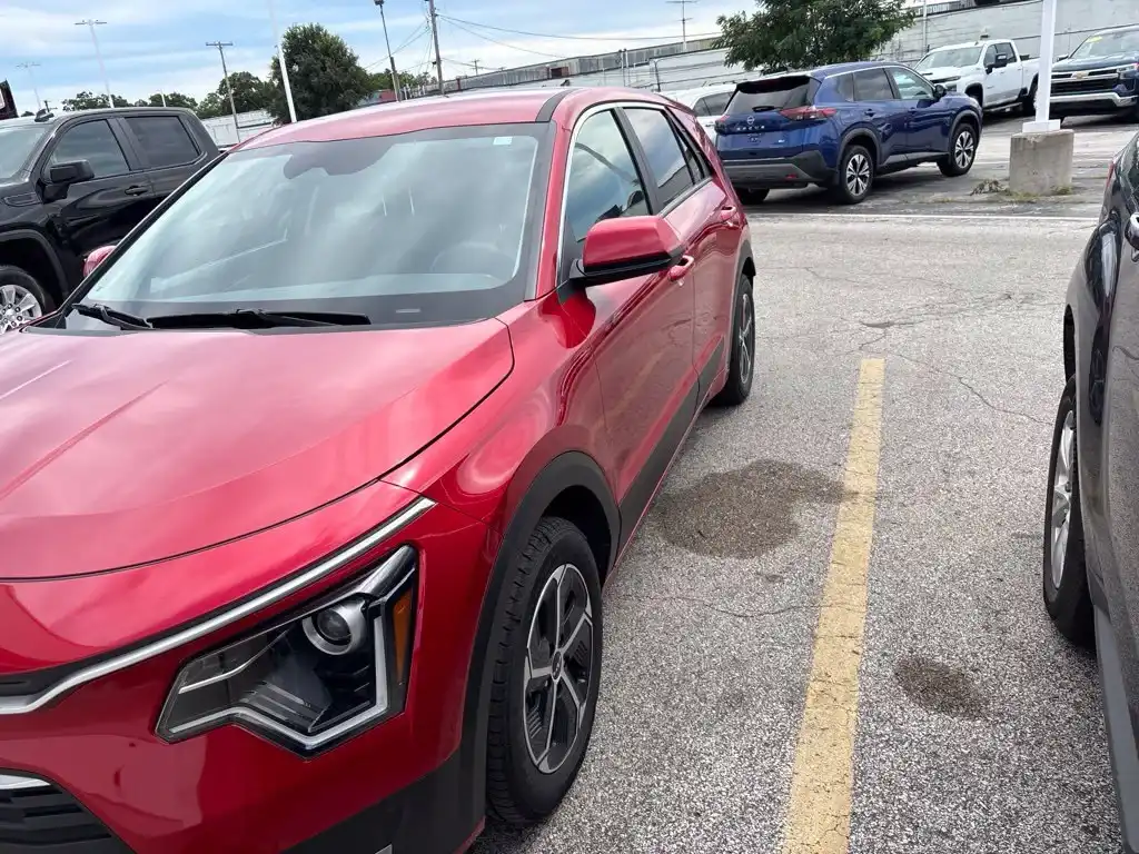 2023 Kia Niro Hybrid LX's photo