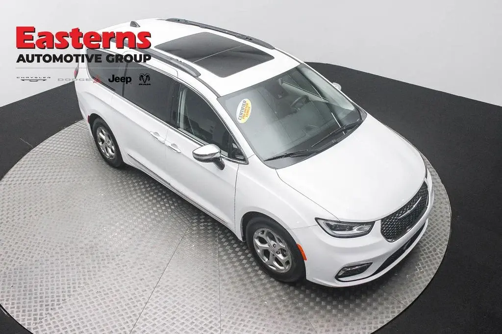 2023 Chrysler Pacifica Limited photo 3