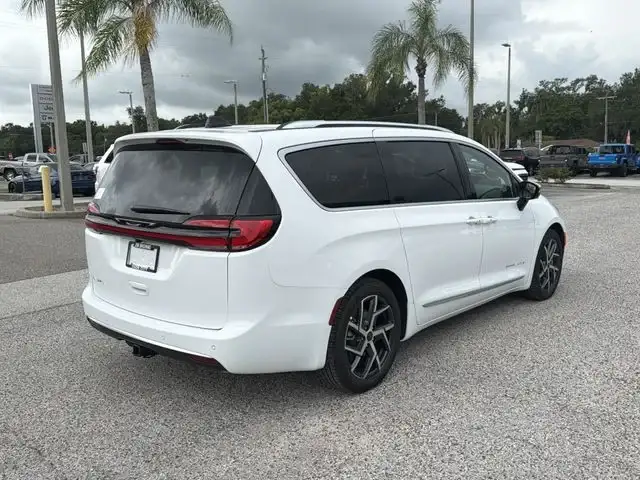 2027 Chrysler Pacifica Pinnacle's photo