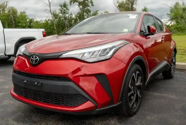 2022 Toyota C-HR XLE's photo