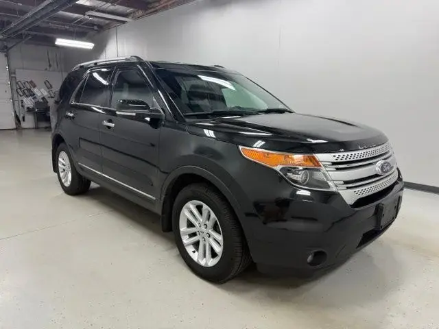 2015 Ford Explorer XLT 4x4 photo 3