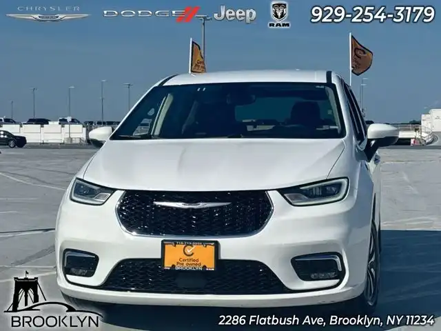 2023 Chrysler Pacifica Hybrid Touring L Hybrid's photo