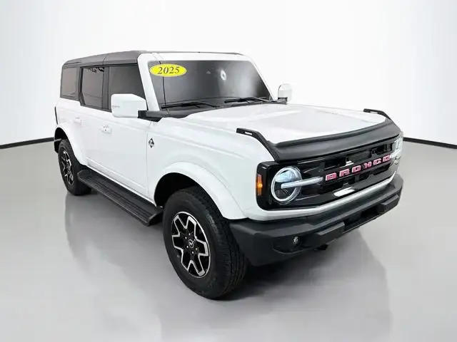 2025 Ford Bronco Outer Banks 4x4 photo 1