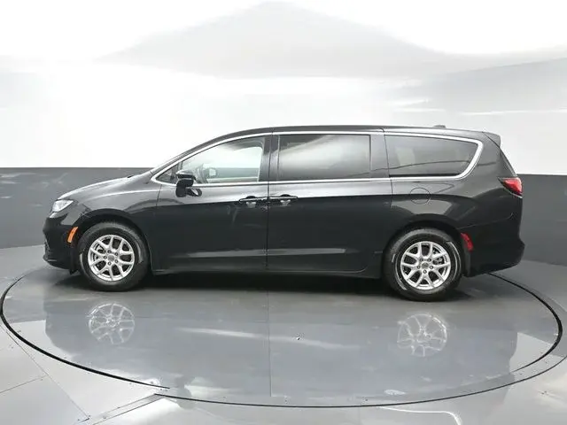 2023 Chrysler Pacifica Touring L photo 4