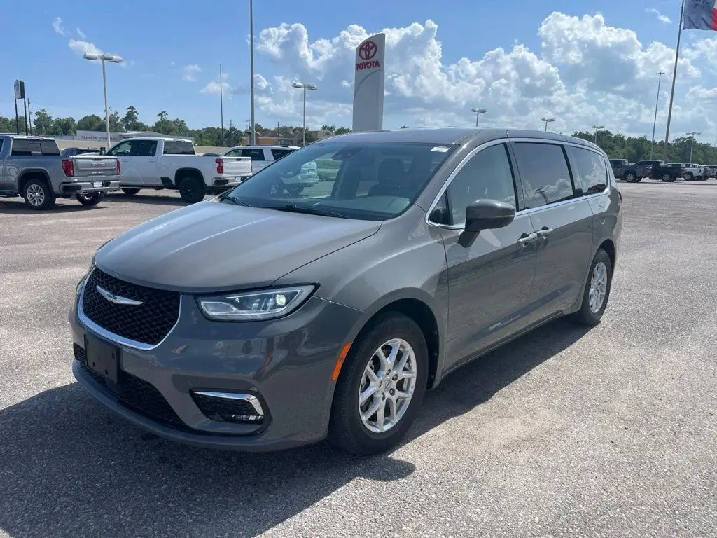 2023 Chrysler Pacifica Touring L photo 4