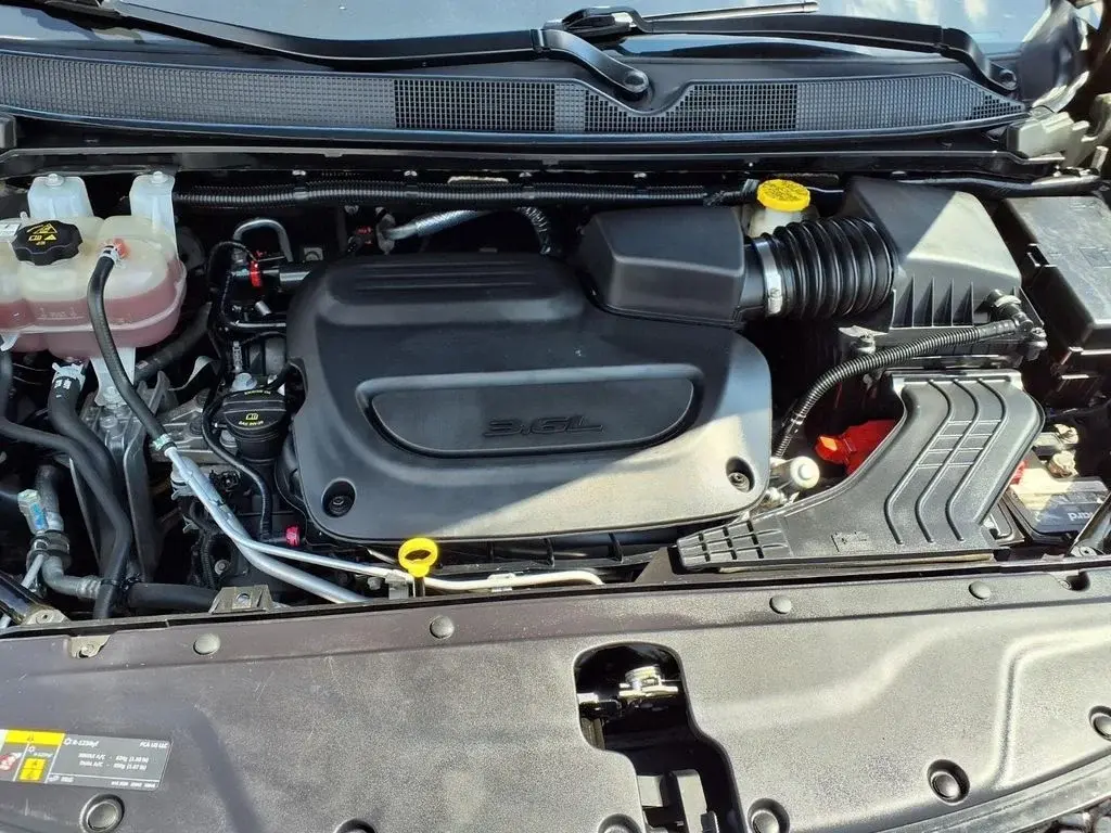 2023 Chrysler Pacifica Touring L photo 3