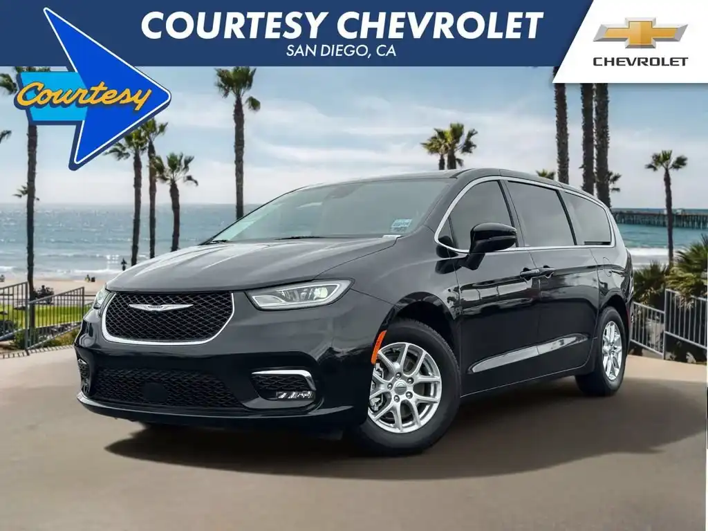 2023 Chrysler Pacifica Touring L's photo