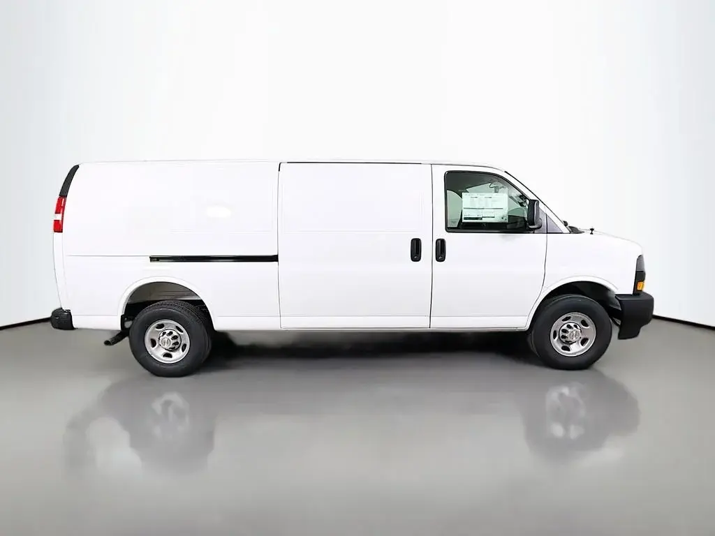 2026 Chevrolet Express 3500 Extended Work Van photo 4