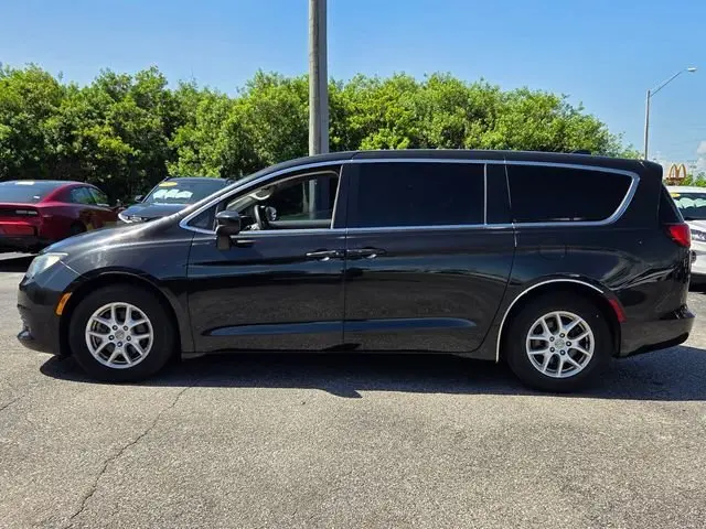 2017 Chrysler Pacifica Touring photo 4