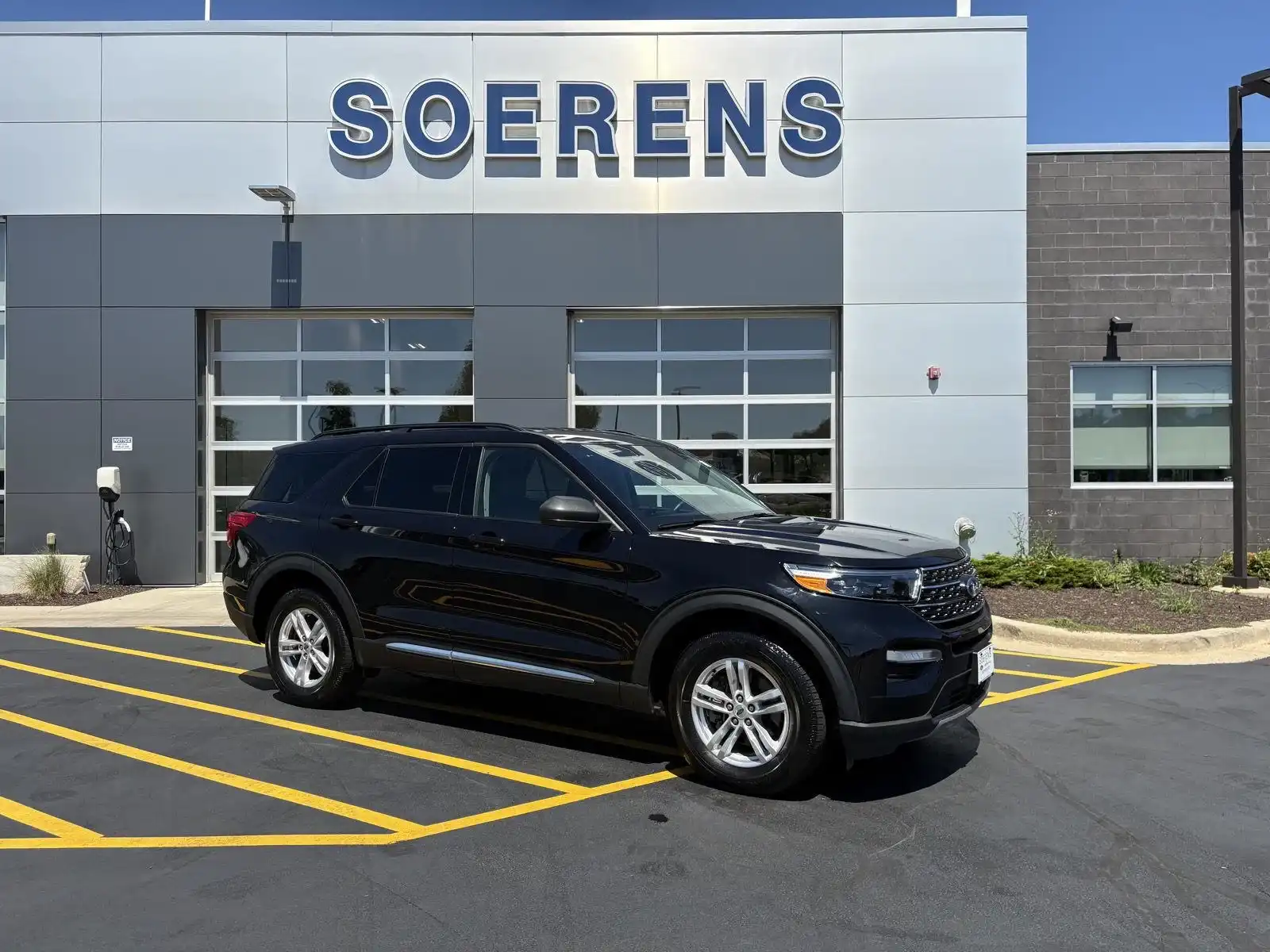 2023 Ford Explorer XLT 4WD's photo