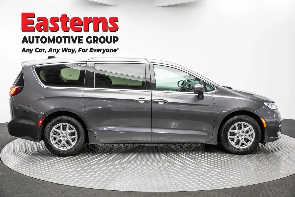 2023 Chrysler Pacifica Touring L photo 4