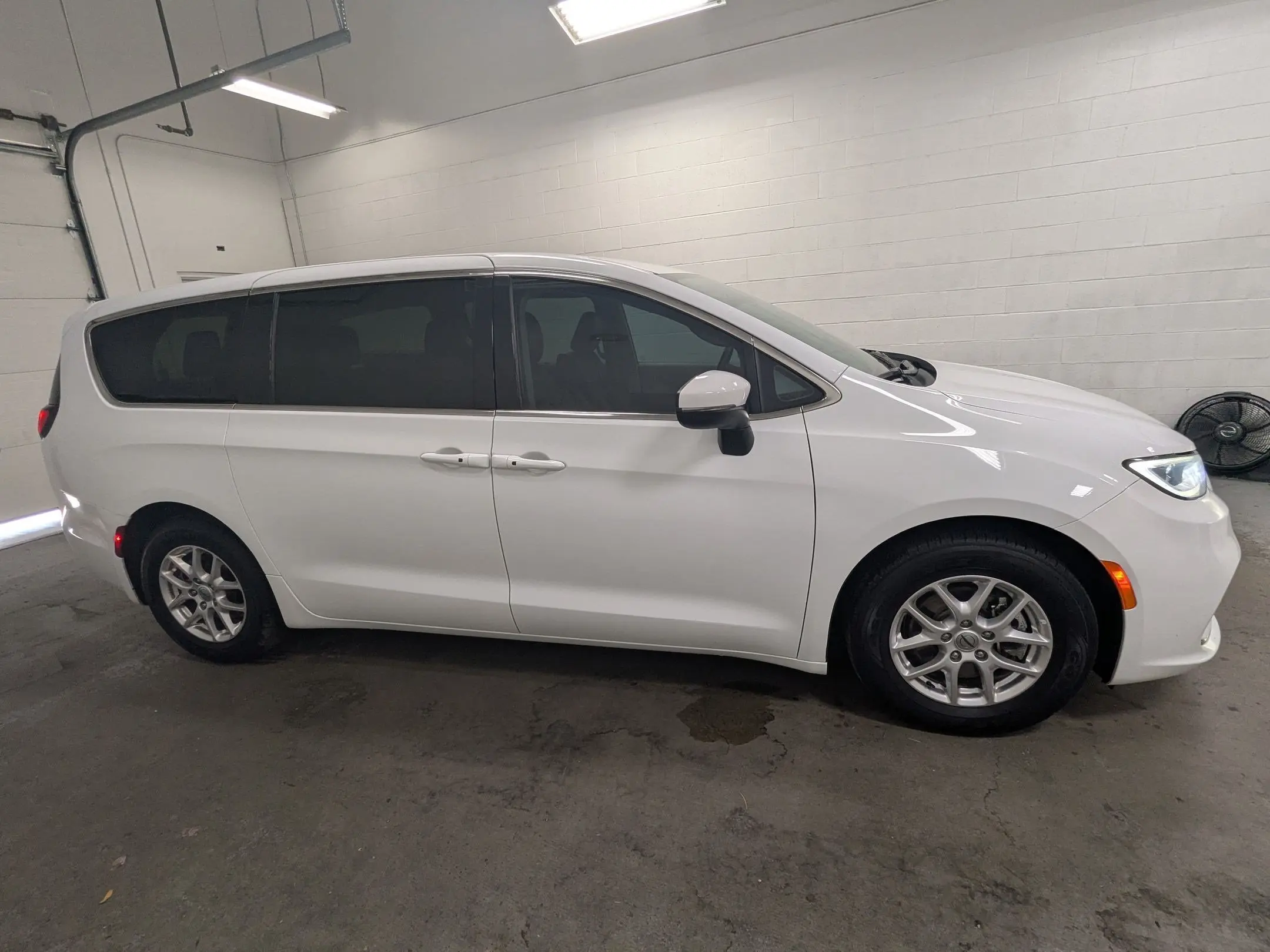 2023 Chrysler Pacifica Touring L photo 3