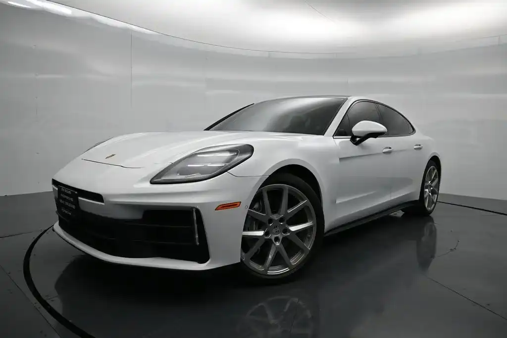 2024 Porsche Panamera 4's photo