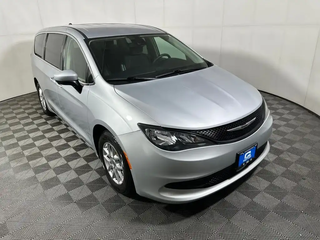 2023 Chrysler Voyager LX's photo