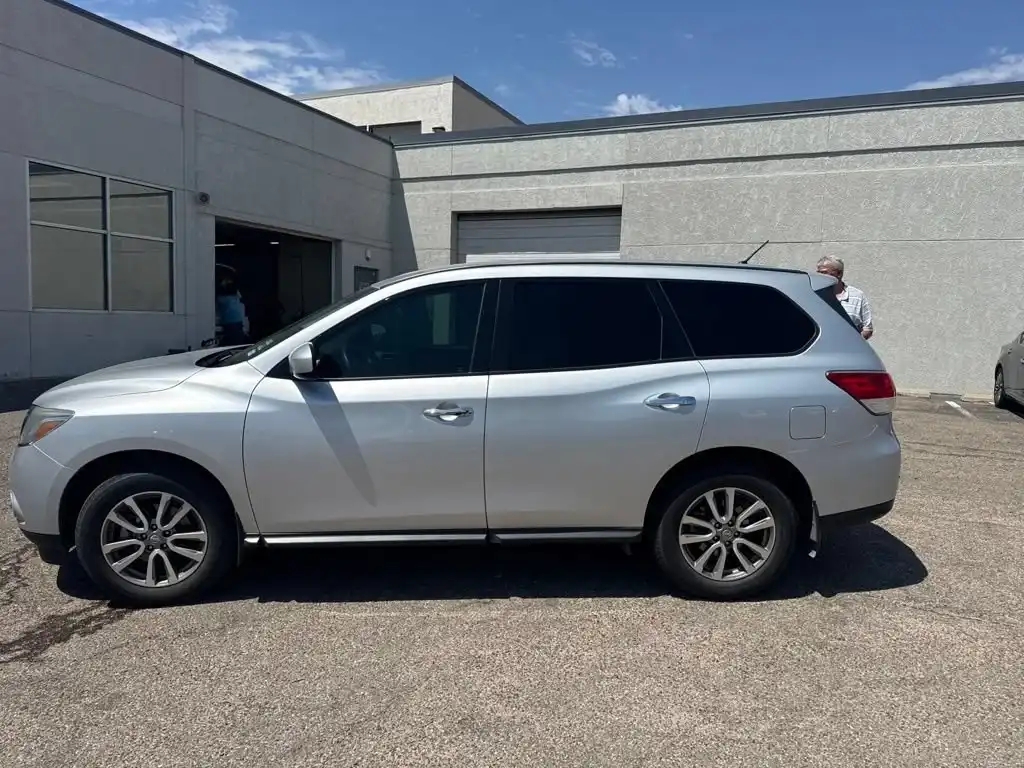 2013 Nissan Pathfinder S 2WD's photo