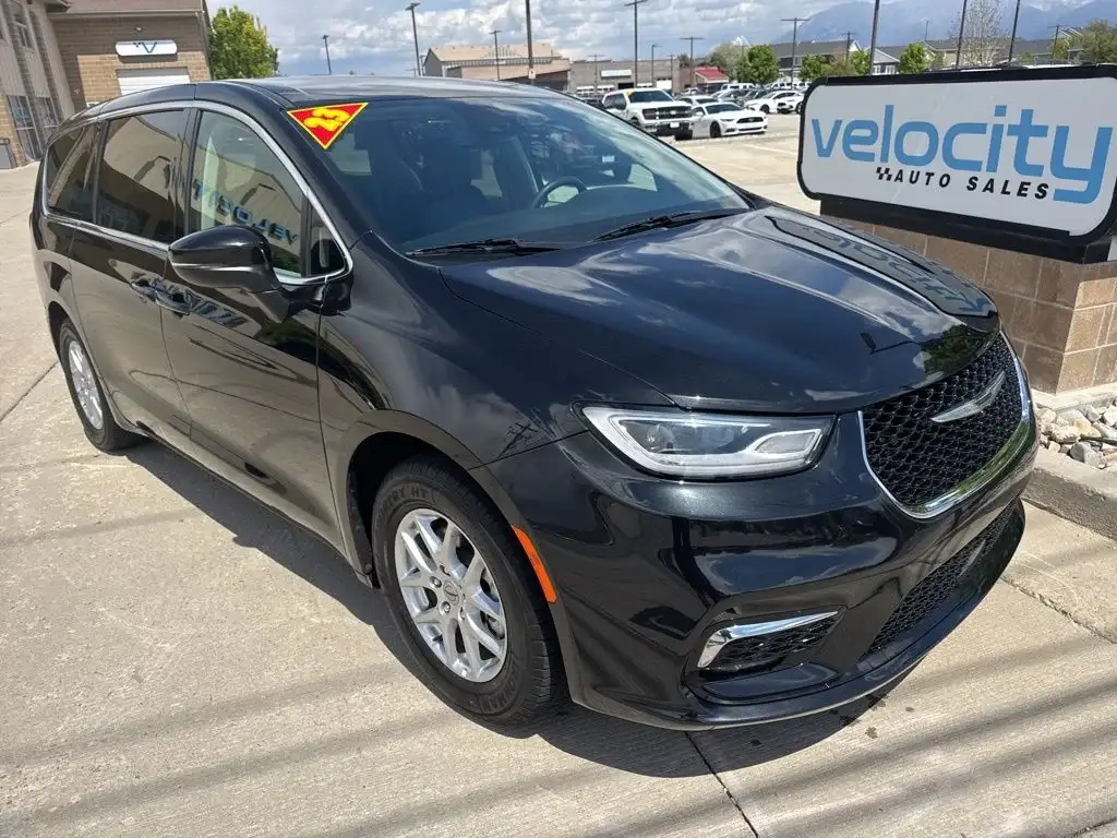 2023 Chrysler Pacifica Touring L photo 1