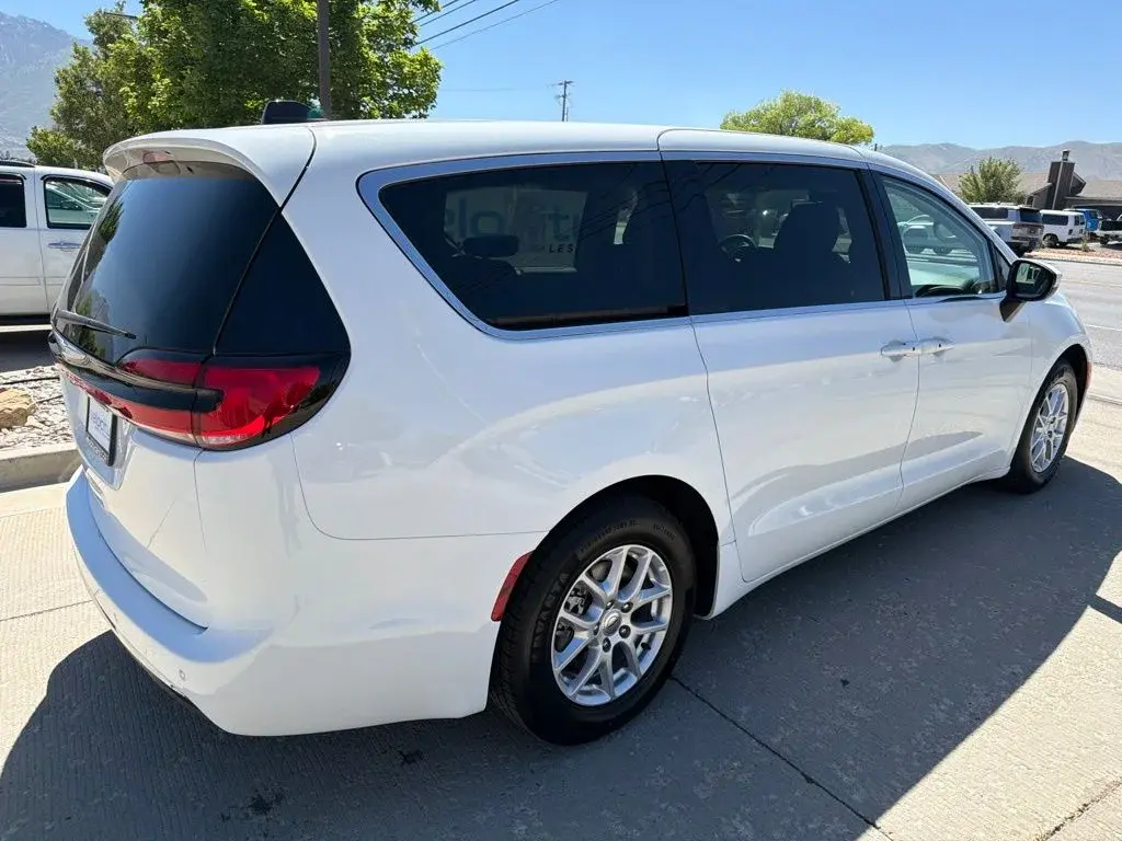 2023 Chrysler Pacifica Touring L photo 3