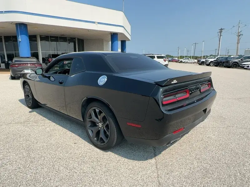 2017 Dodge Challenger SXT Plus photo 3