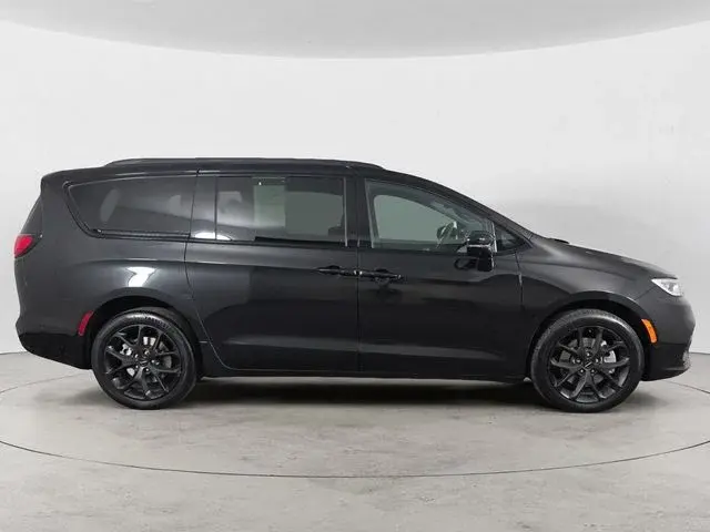 2023 Chrysler Pacifica Limited AWD photo 4