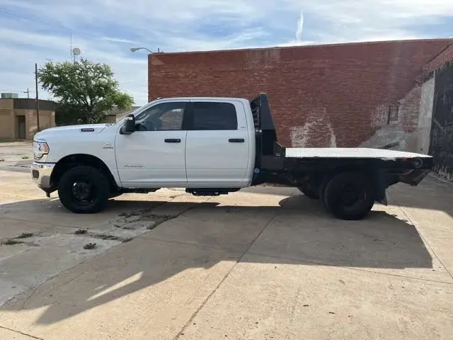 2024 RAM 3500 SLT 4X4 Crew Cab photo 4