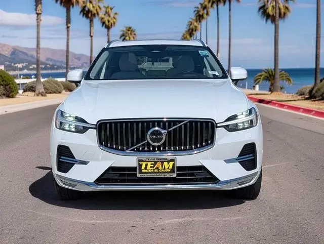 2023 Volvo XC60 B5 Plus Bright Theme AWD photo 3