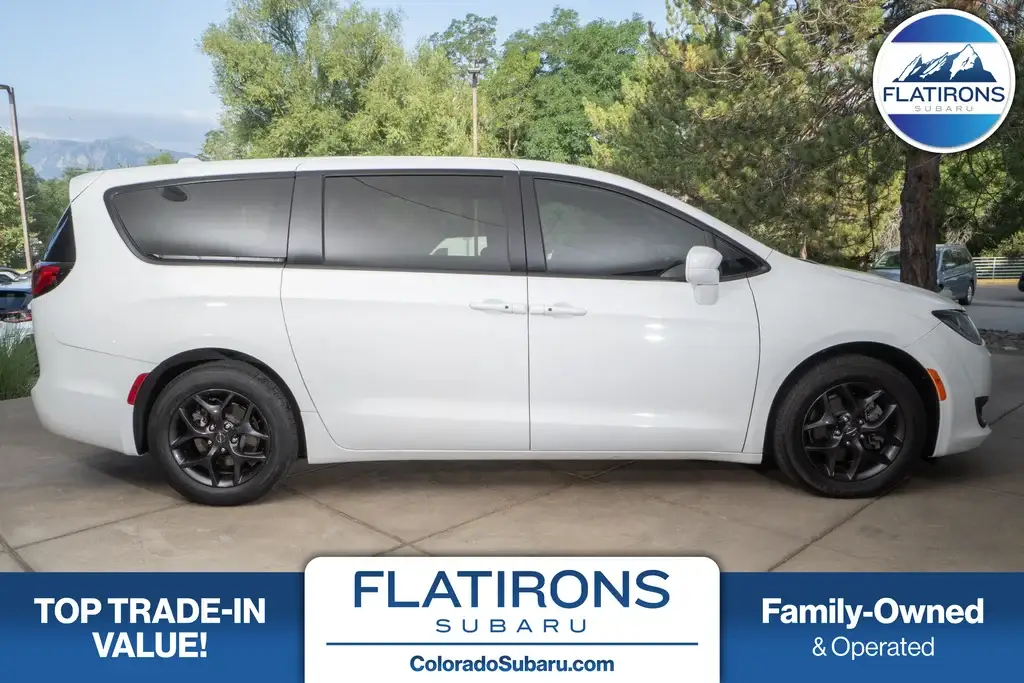 2020 Chrysler Pacifica Touring photo 1