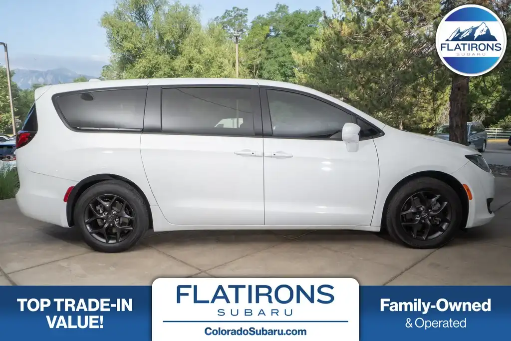2020 Chrysler Pacifica Touring's photo