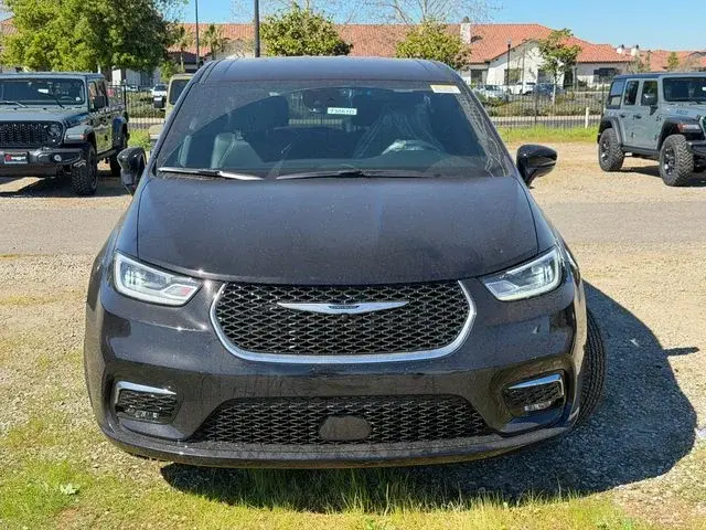 2026 Chrysler Pacifica Select photo 3