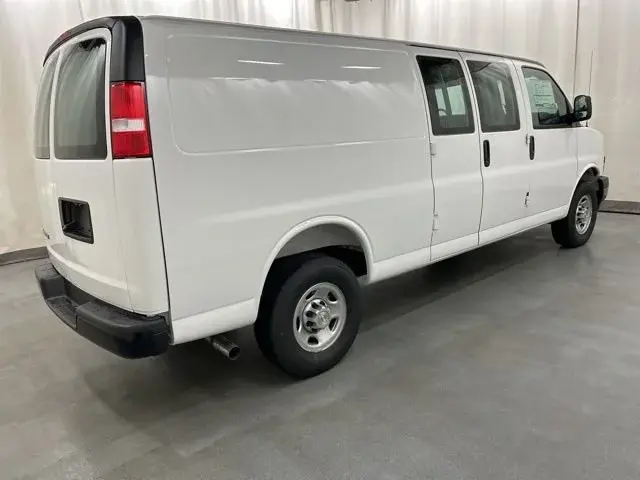 2026 Chevrolet Express 2500 Extended Work Van HD photo 4