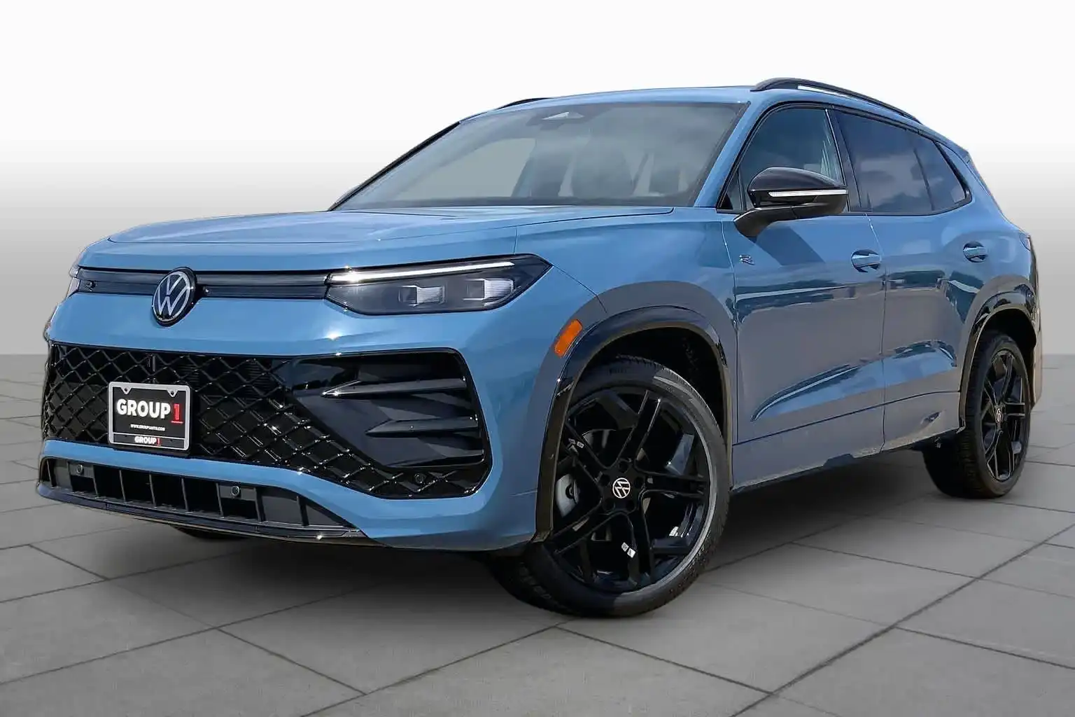 2026 Volkswagen Tiguan 2.0T SE R-Line Black's photo