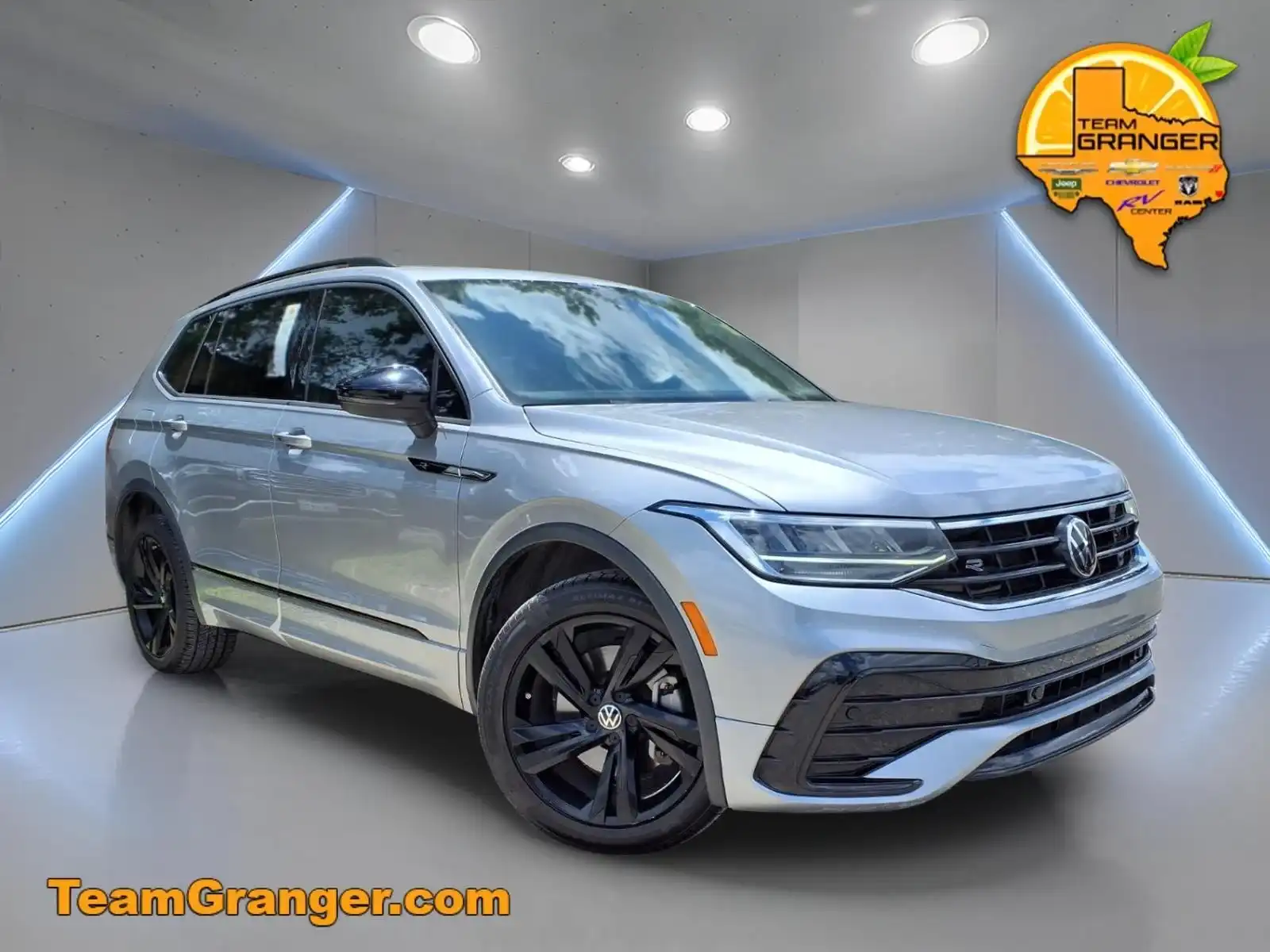 2023 Volkswagen Tiguan 2.0T SE R-Line Black's photo