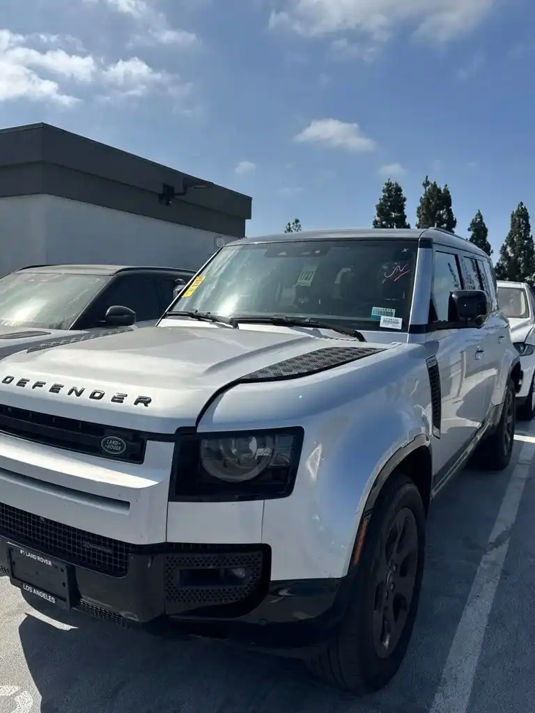 2023 Land Rover Defender X-Dynamic SE's photo