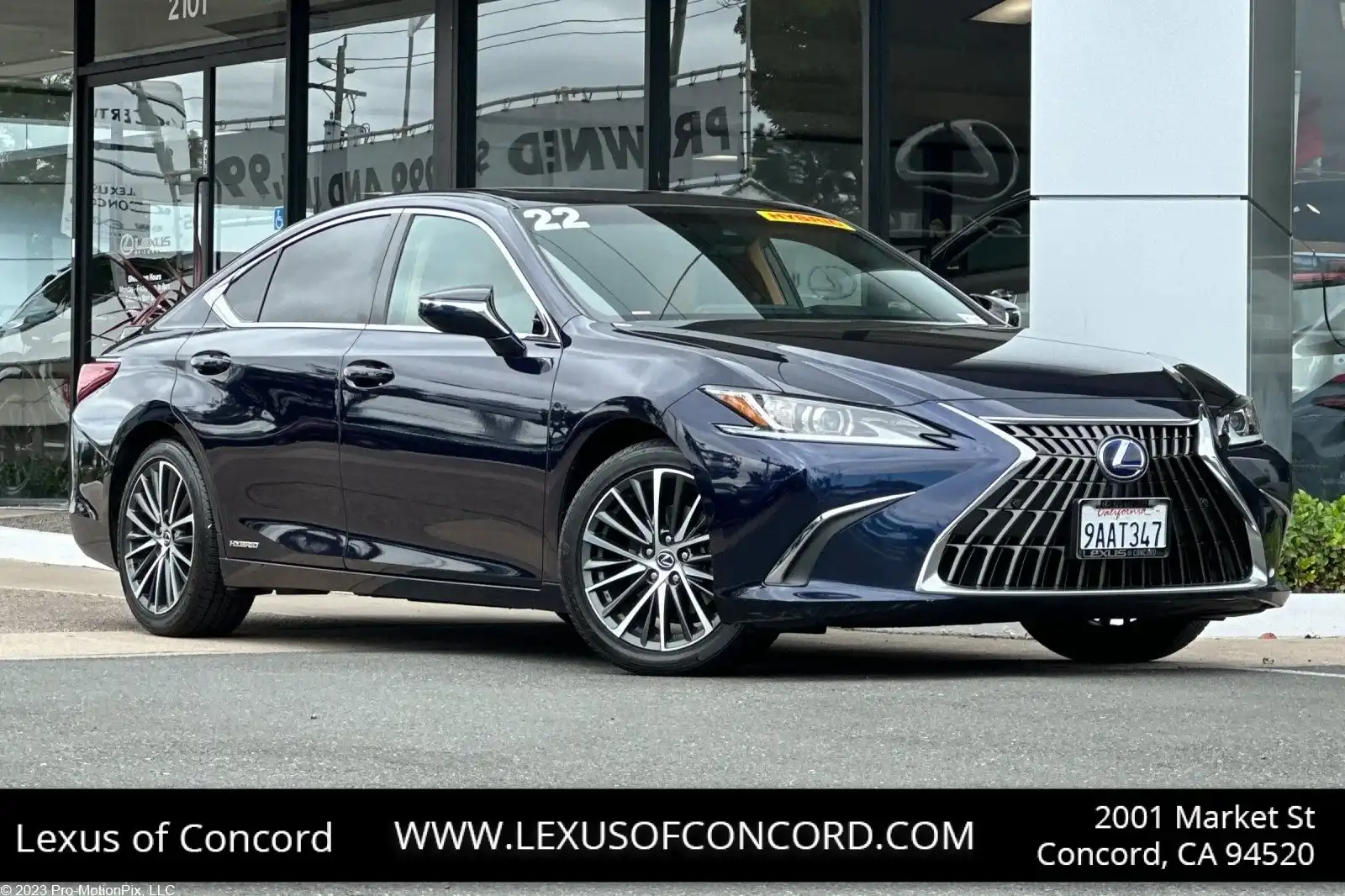 2022 Lexus ES 300h 300h's photo