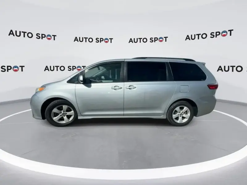 2020 Toyota Sienna LE V6 8-Passenger FWD photo 5