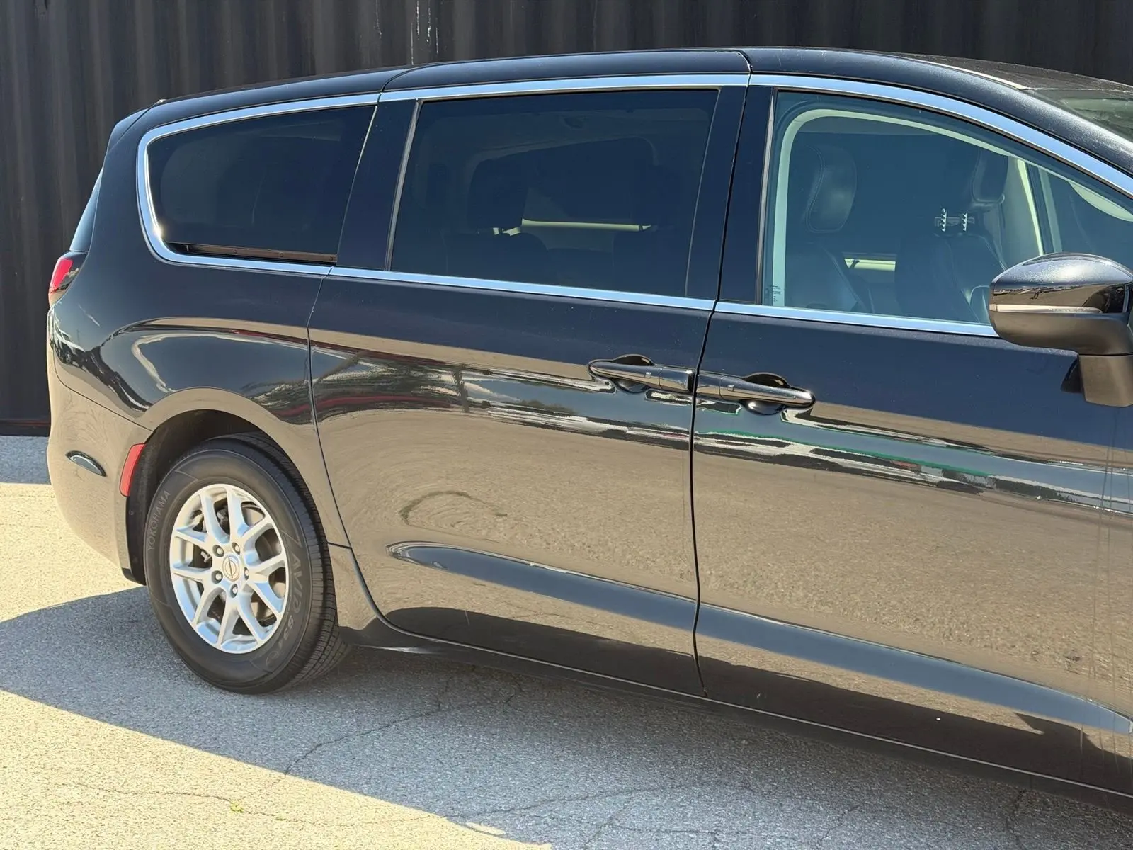 2023 Chrysler Pacifica Touring L photo 5