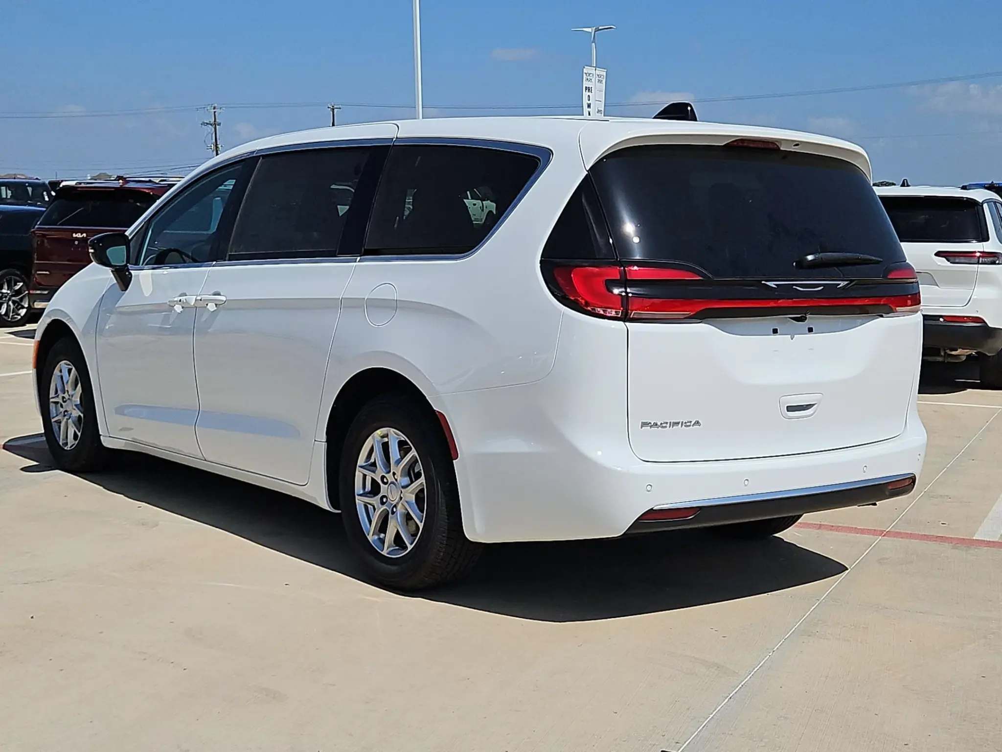 2027 Chrysler Pacifica Select photo 5