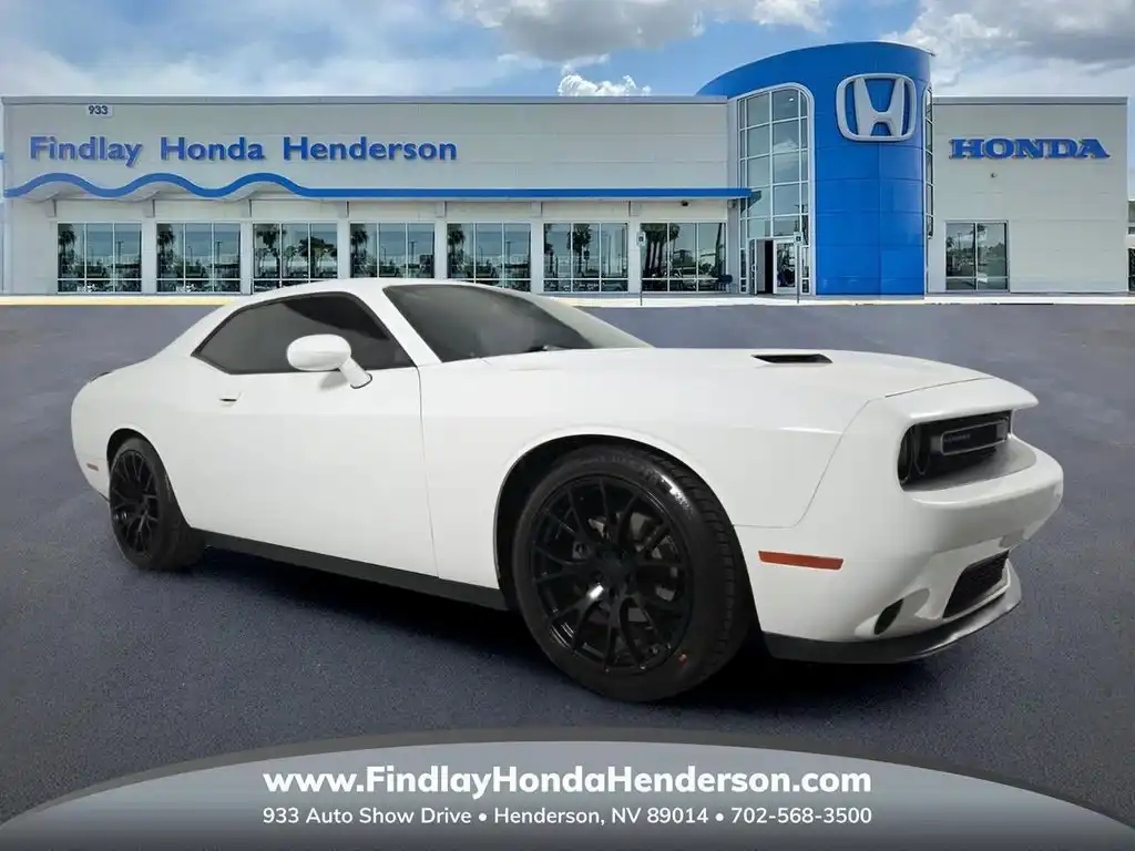 2015 Dodge Challenger SXT's photo