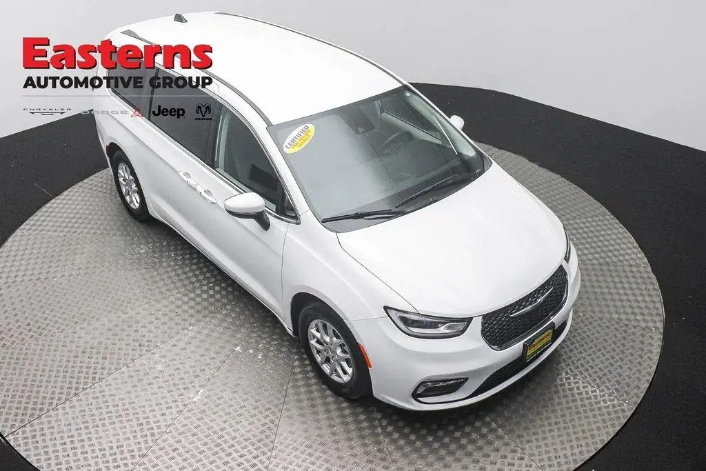 2023 Chrysler Pacifica Touring L photo 3