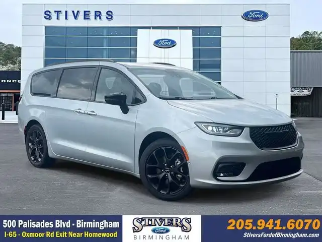 2024 Chrysler Pacifica Touring L's photo