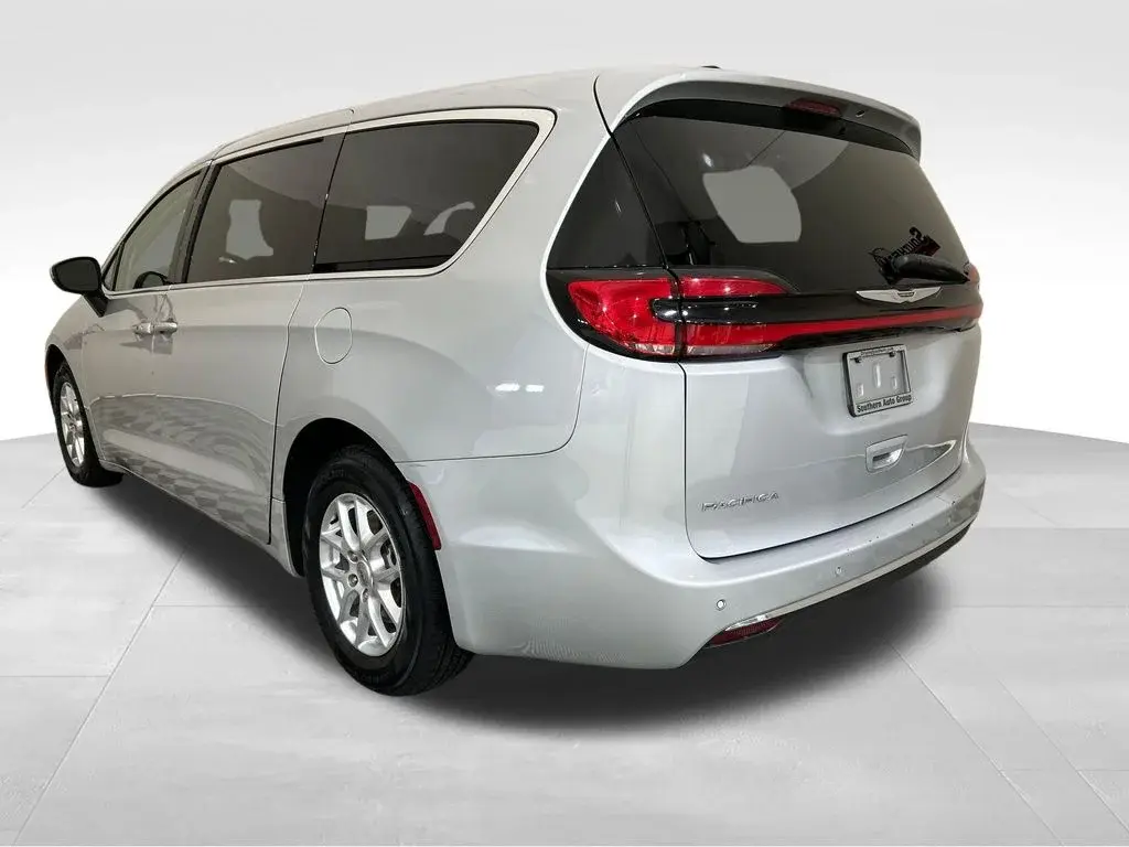 2023 Chrysler Pacifica Touring L photo 3