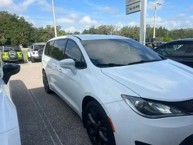 2018 Chrysler Pacifica Touring Plus photo 5