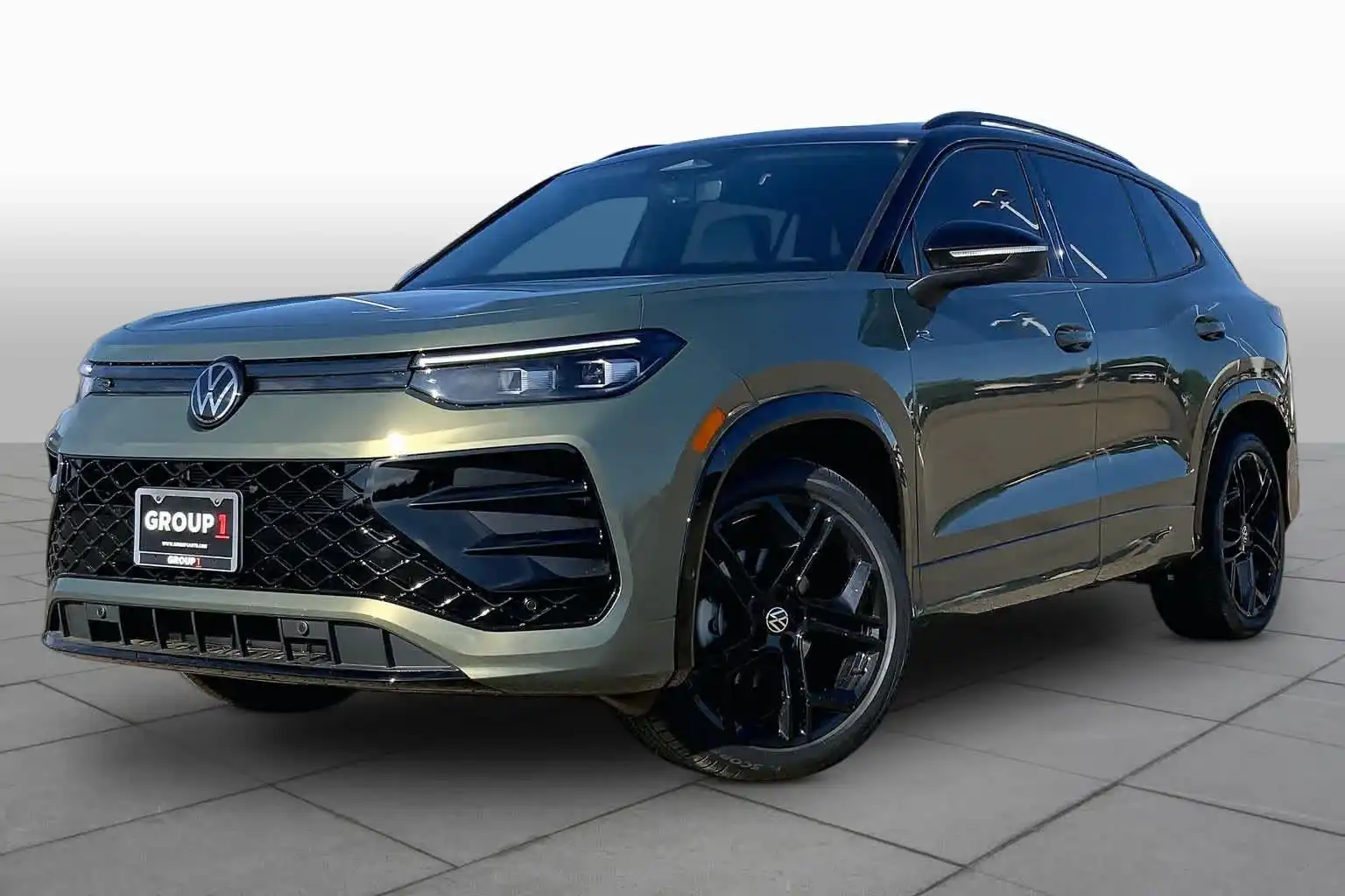 2026 Volkswagen Tiguan 2.0T SE R-Line Black's photo