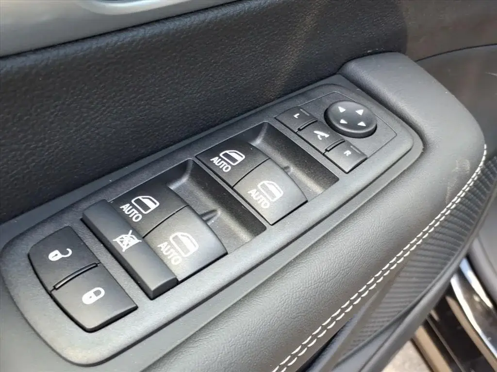 2026 Chrysler Pacifica Limited photo 4
