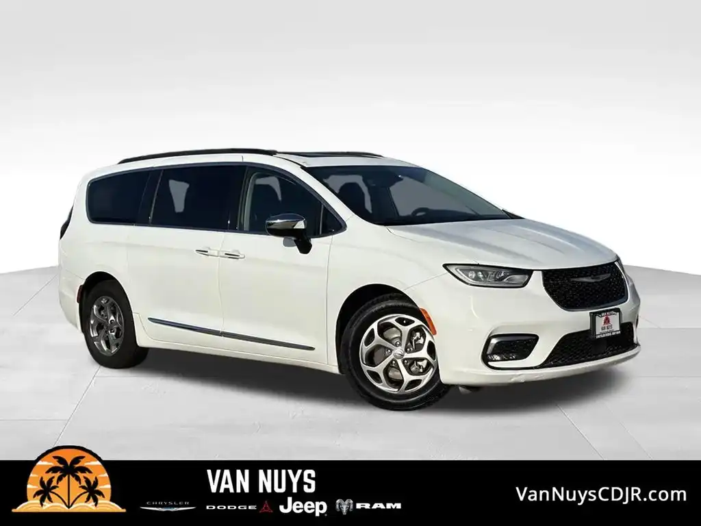 2023 Chrysler Pacifica Limited's photo
