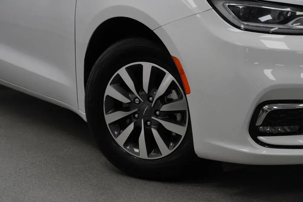 2024 Chrysler Pacifica Hybrid Select PHEV photo 4
