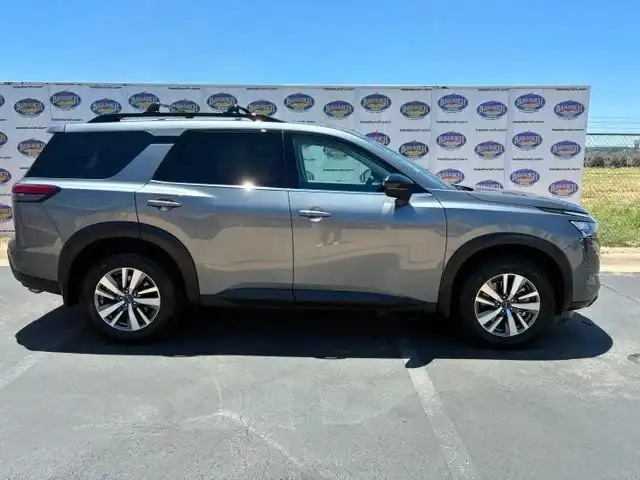 2026 Nissan Pathfinder SL 2WD's photo