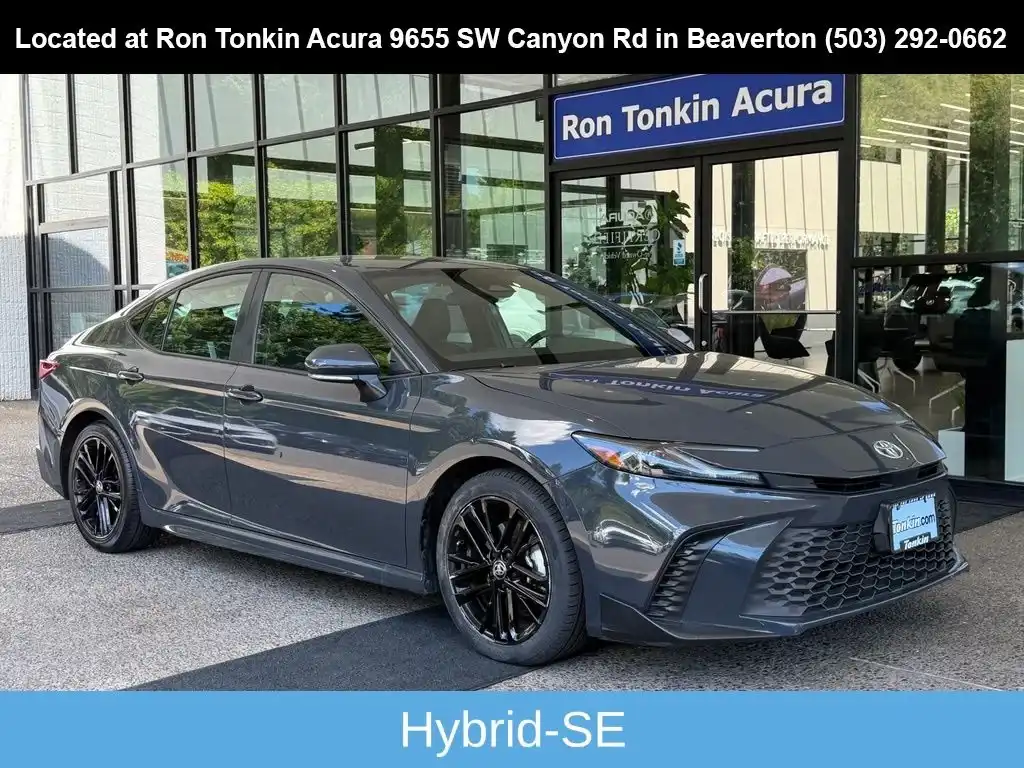 2025 Toyota Camry SE Hybrid's photo