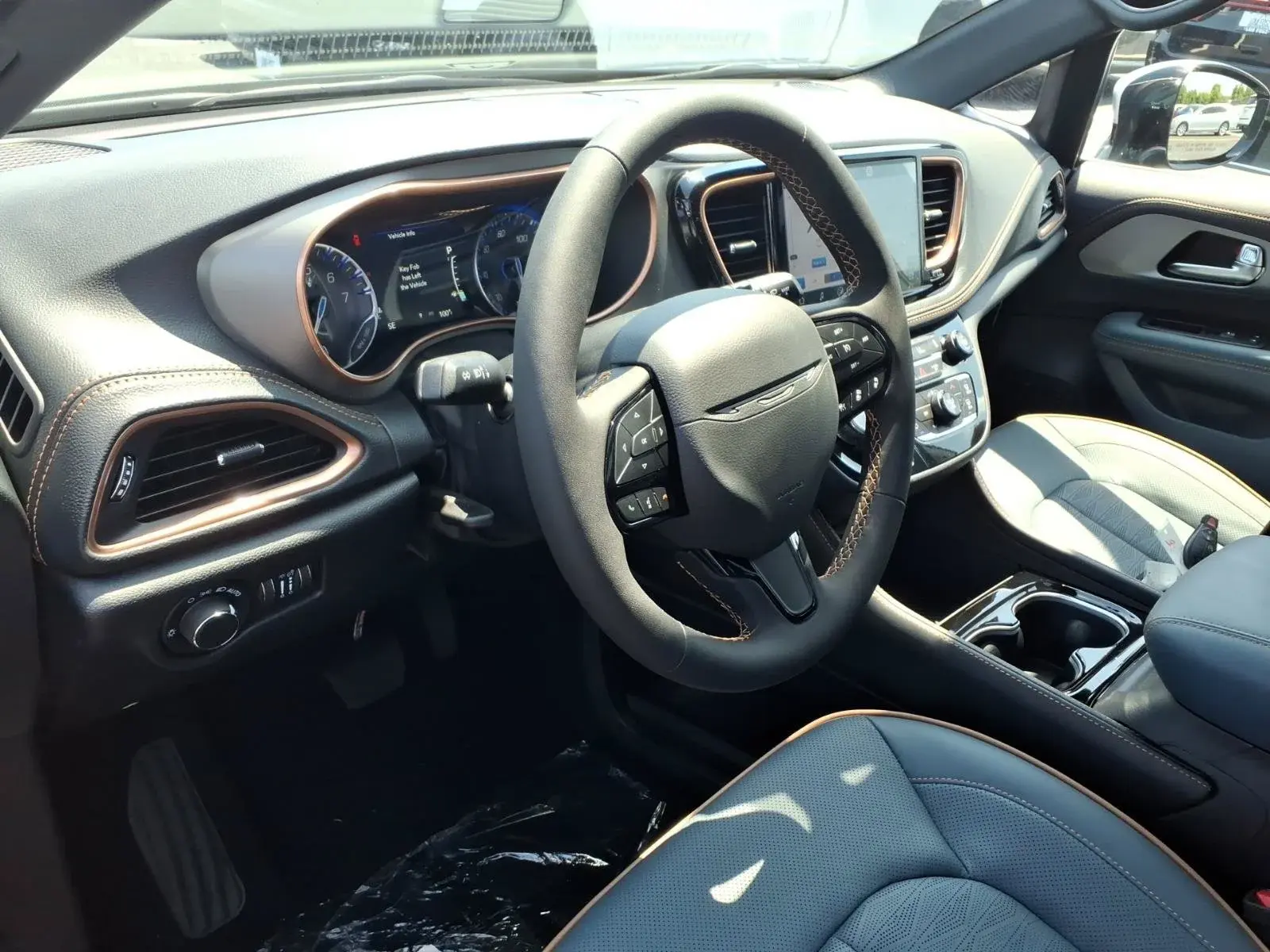 2027 Chrysler Pacifica Pinnacle photo 5