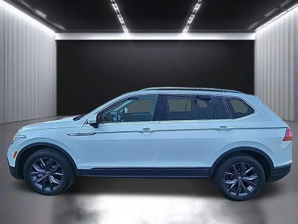 2023 Volkswagen Tiguan 2.0T SE's photo